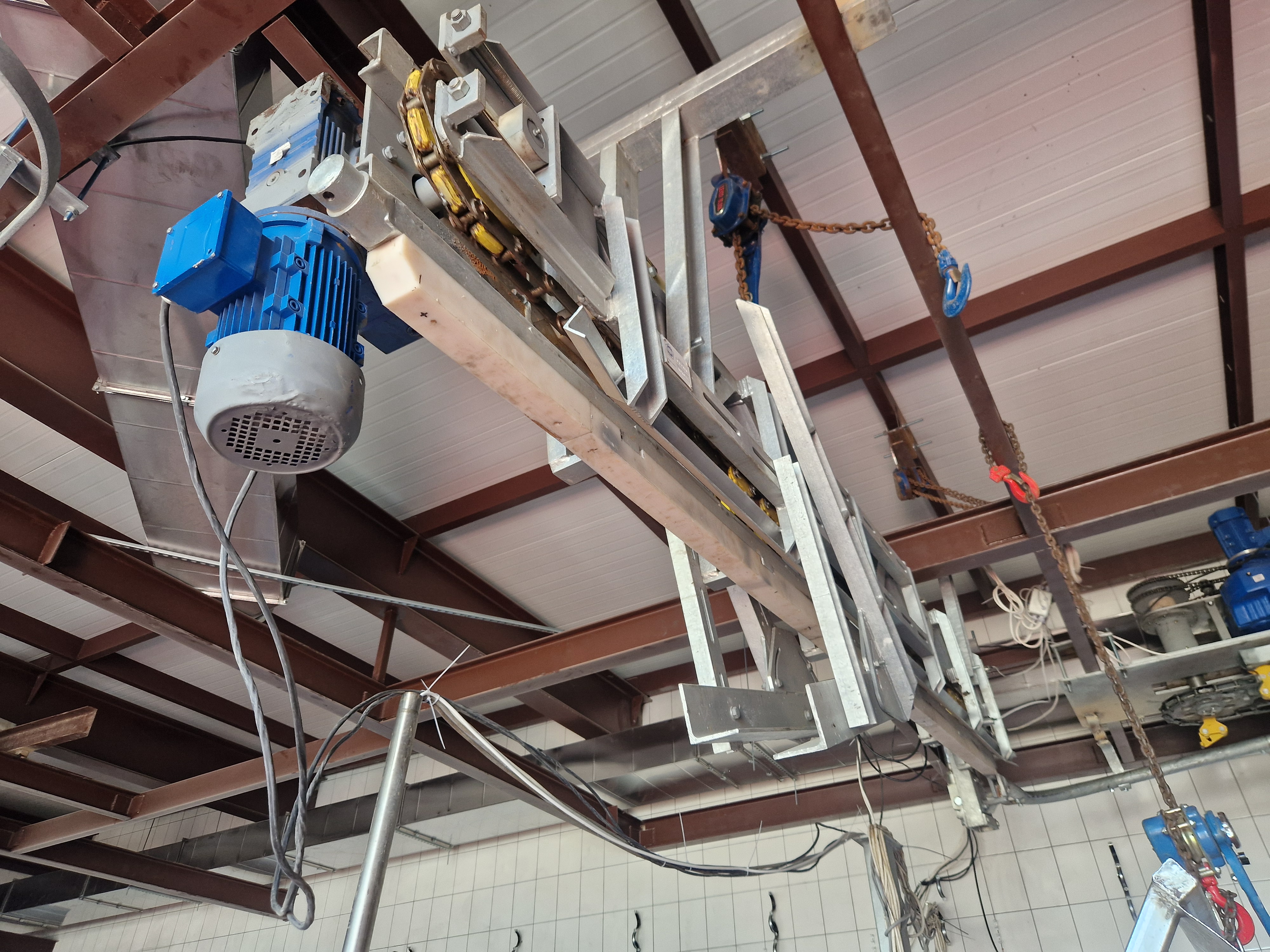 Реновация подвесных путей с установкой грузотянущего конвейера. Тихорецкий бекон