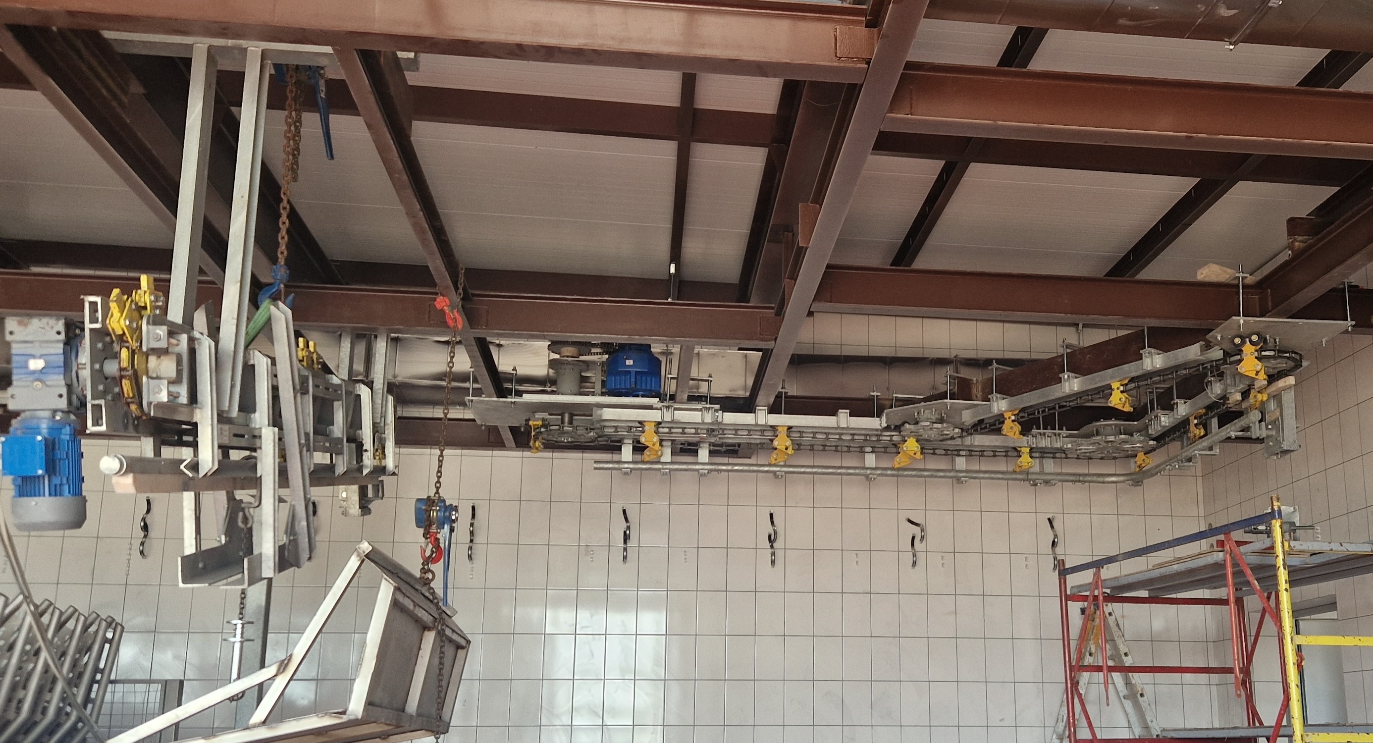 Реновация подвесных путей с установкой грузотянущего конвейера. Тихорецкий бекон