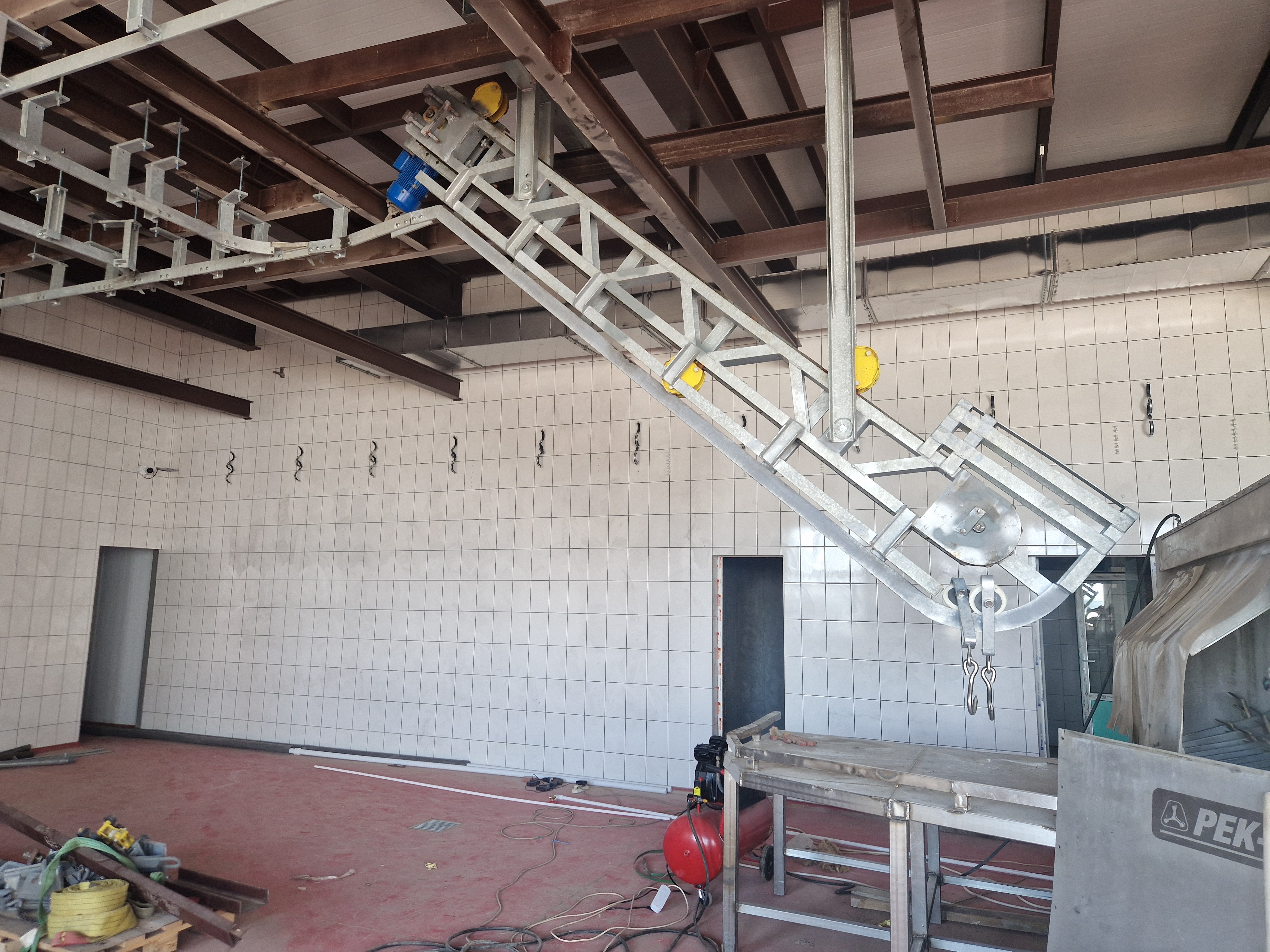 Реновация подвесных путей с установкой грузотянущего конвейера. Тихорецкий бекон