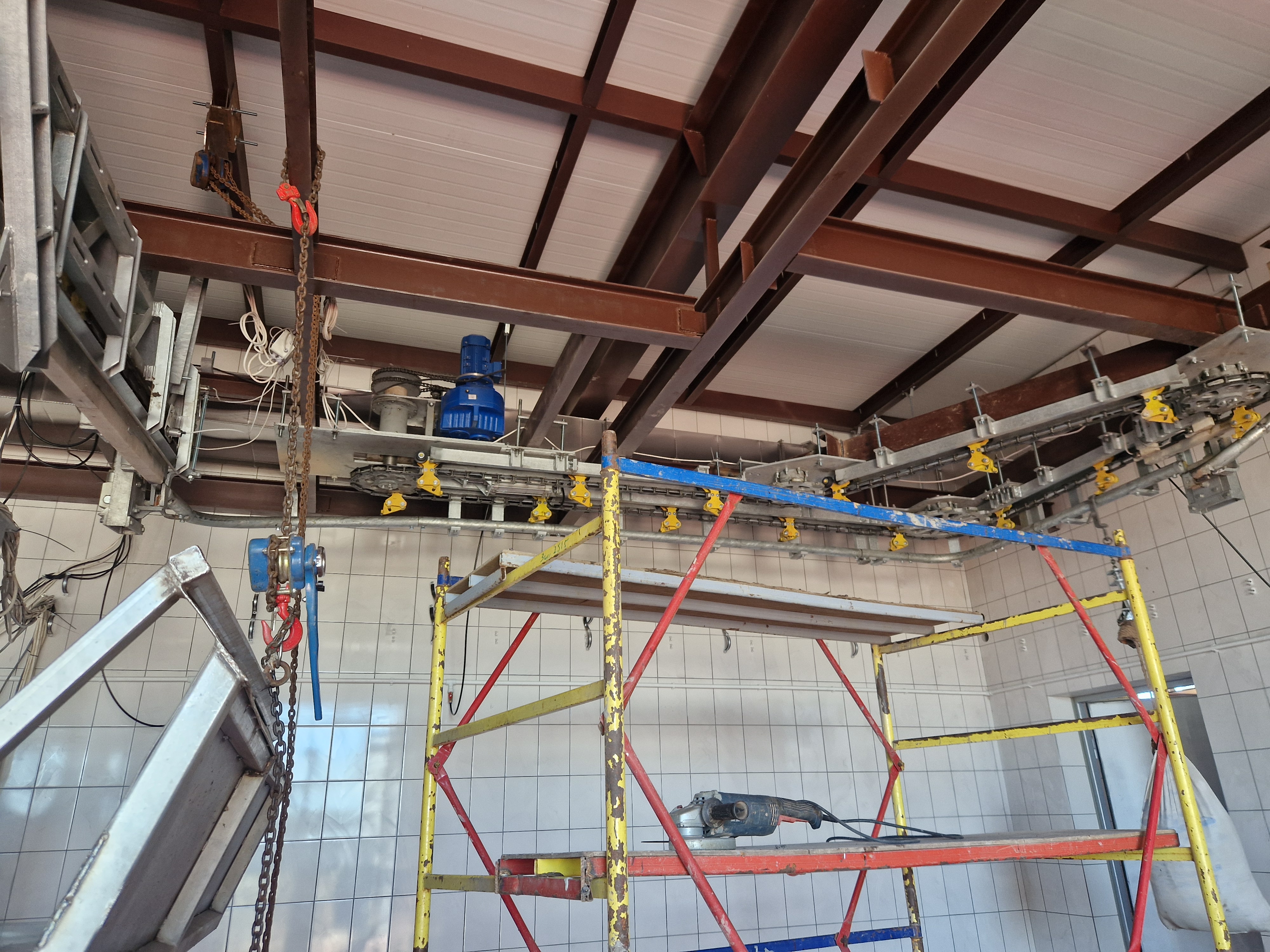 Реновация подвесных путей с установкой грузотянущего конвейера. Тихорецкий бекон
